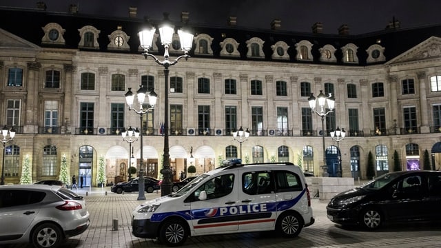 Polizeiauto vor Gebäude. Polizeiauto vor Gebäude.