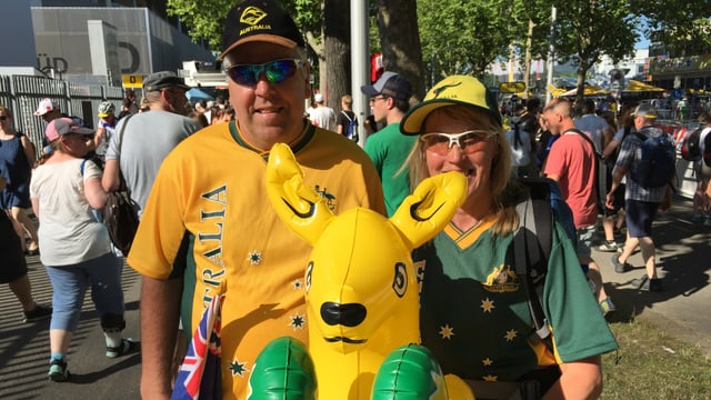 Dus fans da l'Australia che escortan il Tour de France. Dus fans da l'Australia che escortan il Tour de France.