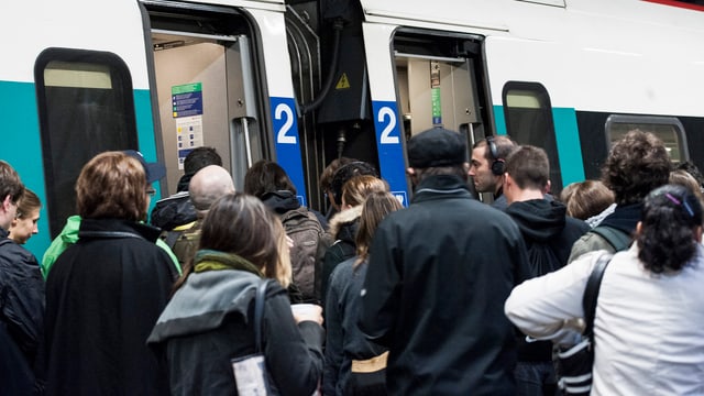 Menschen auf dem Bahnperron. Menschen auf dem Bahnperron.