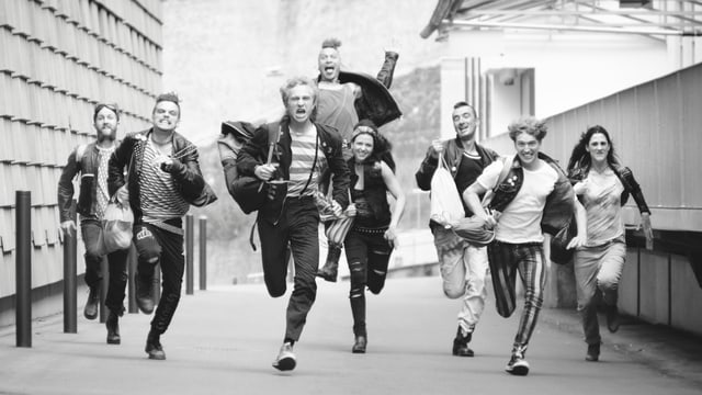 Eine Punk-Truppe stürmt auf die Linse zu. Eine Punk-Truppe stürmt auf die Linse zu.