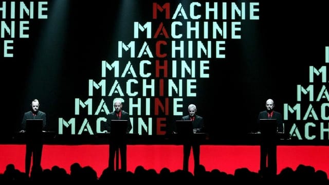 Florian Schneider-Esleben (r.) bei einem Auftritt mit Kraftwerk in Bern im Jahr 2004. Florian Schneider-Esleben (r.) bei einem Auftritt mit Kraftwerk in Bern im Jahr 2004.