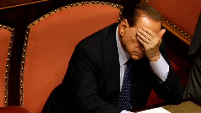 Ein nachdenklicher Berlusconi. Ein nachdenklicher Berlusconi.