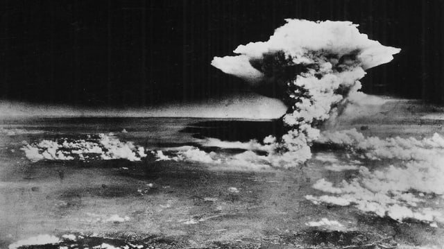 Schwarz-weiss-Aufnahme einer Wolke nach Bombe auf Hiroshima. Schwarz-weiss-Aufnahme einer Wolke nach Bombe auf Hiroshima.