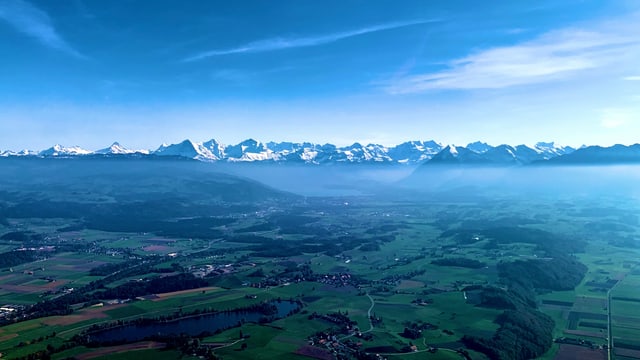 Schon am Montagnachmittag setzte der Föhn über den Alpen ein, im Mittelland lag aber noch die kühlere Dunstschicht. Schon am Montagnachmittag setzte der Föhn über den Alpen ein, im Mittelland lag aber noch die kühlere Dunstschicht.