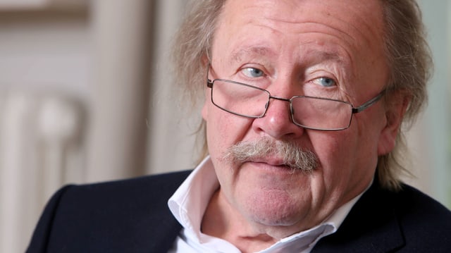 Peter Sloterdijk, Nahaufnahme, mit Brille auf der Nase leicht seitlich schauend. Peter Sloterdijk, Nahaufnahme, mit Brille auf der Nase leicht seitlich schauend.