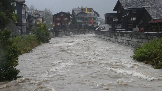Hochwasser führender Bach in Vals. Hochwasser führender Bach in Vals.