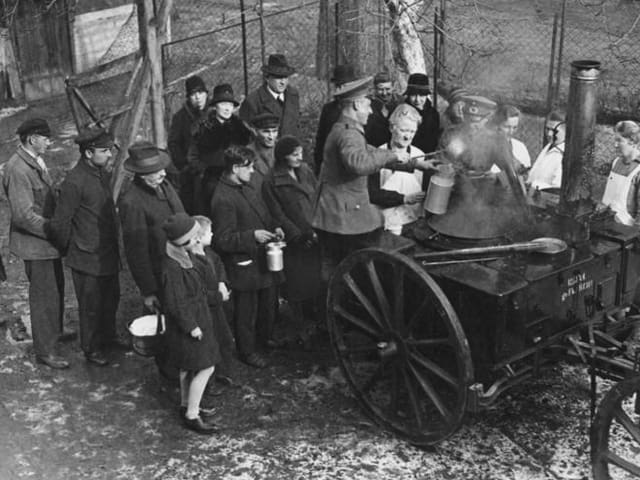 Ein paar Menschen bekommen Essen von der Reichswehr. Ein paar Menschen bekommen Essen von der Reichswehr.