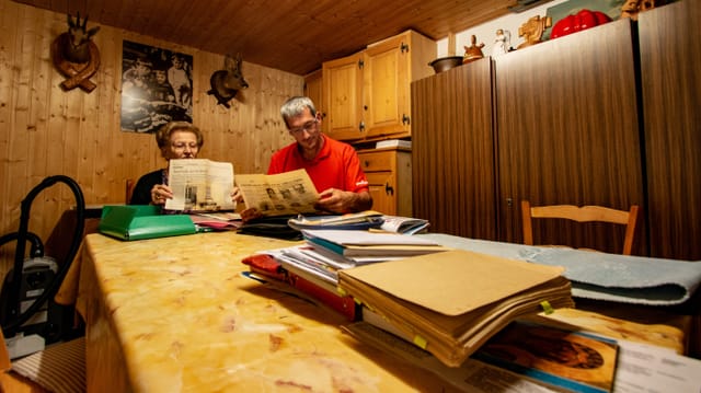 Fede e Philip guardan ils documents vegls da Buseno. Fede e Philip guardan ils documents vegls da Buseno.