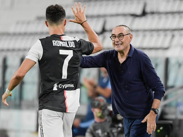 Maurizio Sarri klatscht mit Cristiano Ronaldo ab. Maurizio Sarri klatscht mit Cristiano Ronaldo ab.