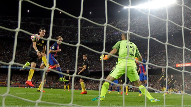 Ivan Rakitic nickt ein. Ivan Rakitic nickt ein.