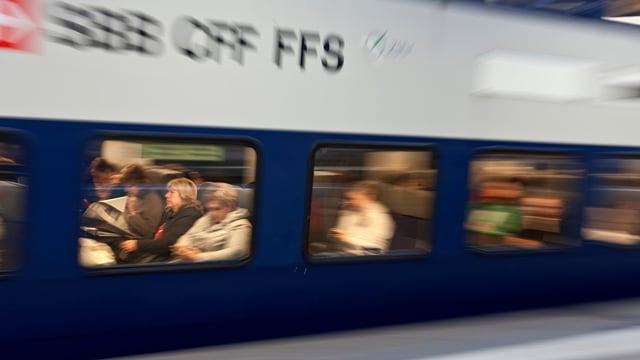 Pendler hinter Bahnfenster Pendler hinter Bahnfenster
