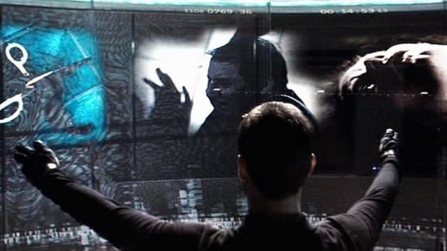 Tom Cruise, vor ihm ein Touch Screen. Tom Cruise, vor ihm ein Touch Screen.