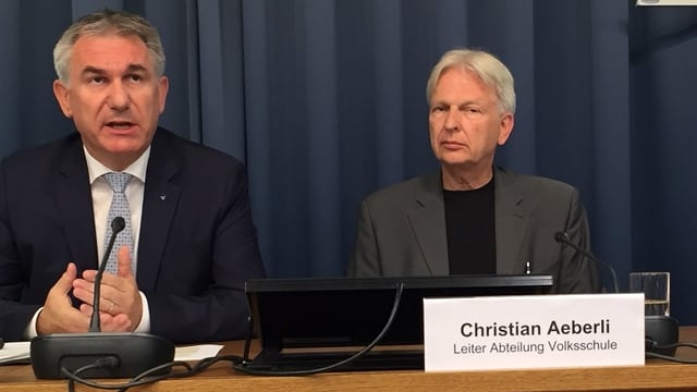 Zwei Männer an einem Tisch. Zwei Männer an einem Tisch.