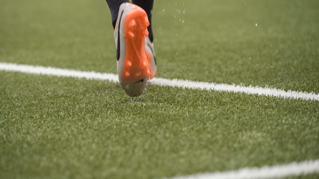Fussballfeld mit Fussballspieler Fussballfeld mit Fussballspieler