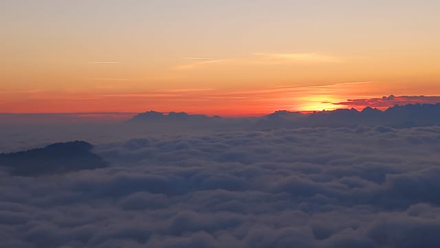 Die Sonne liegt noch knapp unter der Nebeldecke. Die Sonne liegt noch knapp unter der Nebeldecke.