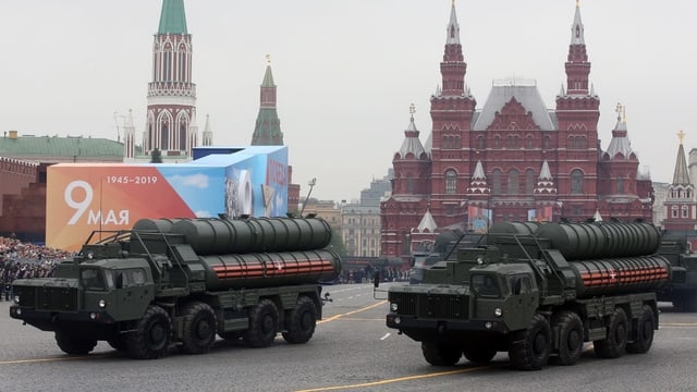 Das Raketenabwehrsystem S-400 rollt am Tag des Sieges am 9. Mai 2019 über den Roten Platz in Moskau. Das Raketenabwehrsystem S-400 rollt am Tag des Sieges am 9. Mai 2019 über den Roten Platz in Moskau.