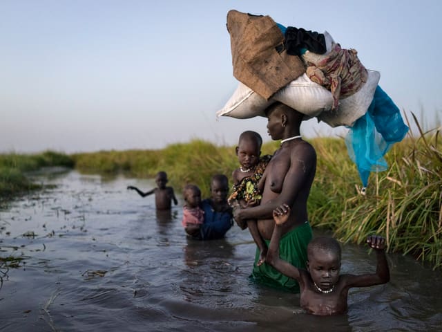 Badeszene im Südsudan. Badeszene im Südsudan.