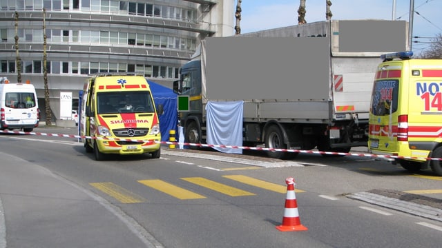 Lastwagen und Ambulanzen. Lastwagen und Ambulanzen.