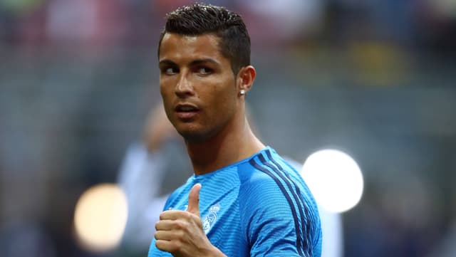 Ronaldo hebt den Daumen Ronaldo hebt den Daumen