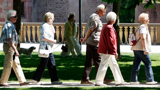 Alte Menschen laufen auf Weg Alte Menschen laufen auf Weg