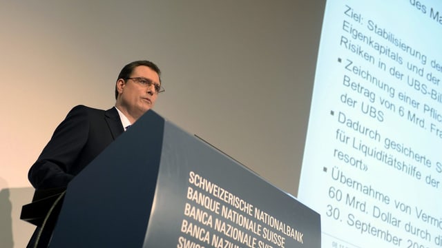 Thomas Jordan redet vor den Medien über die Rettung der UBS. Thomas Jordan redet vor den Medien über die Rettung der UBS.