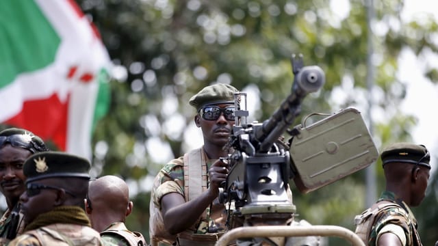 Ein regierungstreuer Soldat besetzt eine Waffe in Burundis Hauptstadt. Ein regierungstreuer Soldat besetzt eine Waffe in Burundis Hauptstadt.