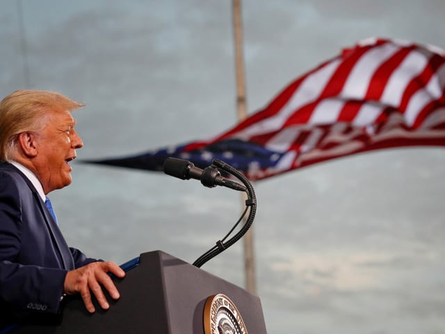 Trump mit US-Flagge Trump mit US-Flagge