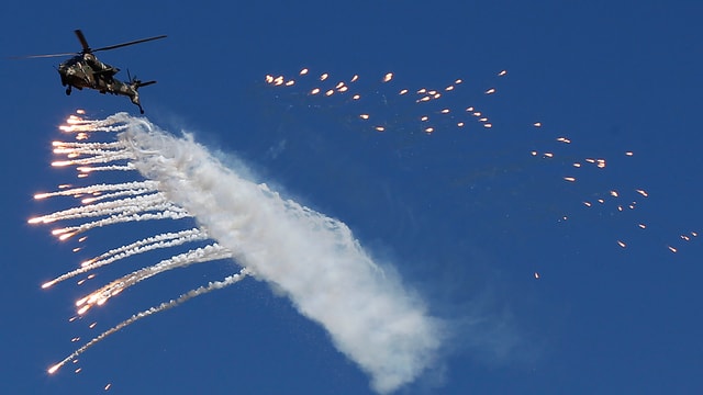 Ein südafrikanischer Helikopter entlädt Leuchtgeschosse Ein südafrikanischer Helikopter entlädt Leuchtgeschosse