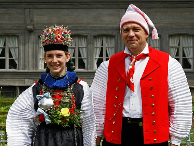Paar vor Bauernhaus Paar vor Bauernhaus