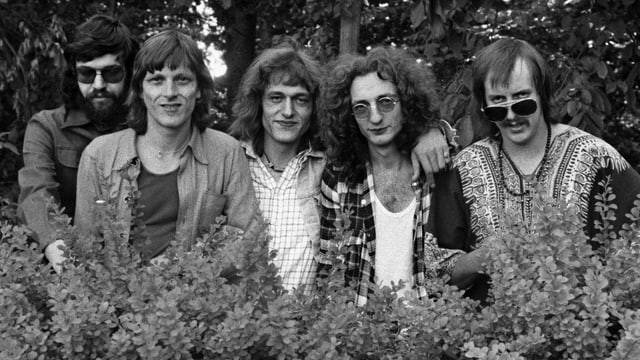 Ils piuniers dal rock dialectal. En amez Hanery Amman, sanester dad el Polo Hofer. Ils piuniers dal rock dialectal. En amez Hanery Amman, sanester dad el Polo Hofer.