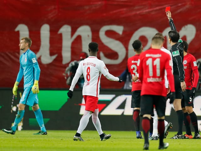 Lukas Hradecky sieht die Rote Karte