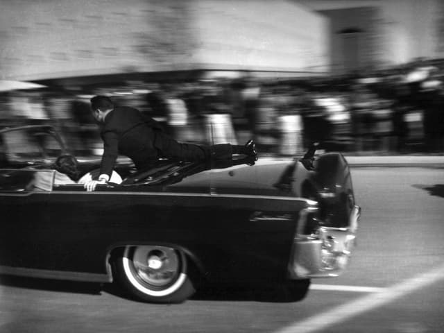 Der Wagen von Kennedy Sekunden nach dem Attentat.