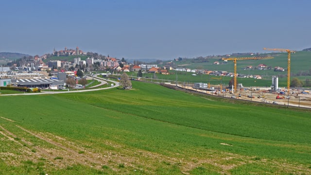 Blick auf Romont mit der Nespresso-Baustelle im Vordergrund. Blick auf Romont mit der Nespresso-Baustelle im Vordergrund.