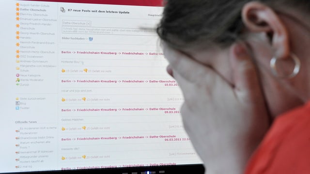 Ein Mädchen mit Ohrring sitzt vor einem Computerbildschirm und hält die Hände vors Gesicht. Ein Mädchen mit Ohrring sitzt vor einem Computerbildschirm und hält die Hände vors Gesicht.