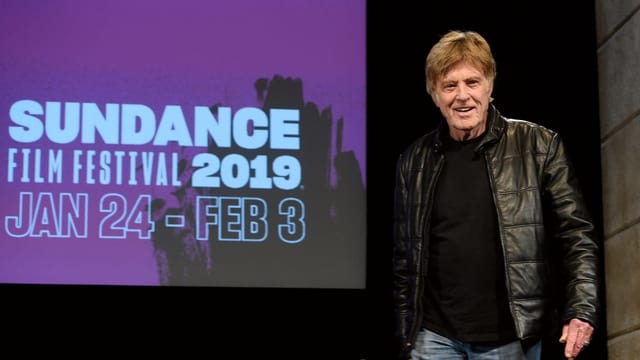 Robert Redford steht vor der Leinwand des «Sundance Film Festival». Robert Redford steht vor der Leinwand des «Sundance Film Festival».