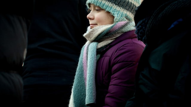 Aufnahme von Greta Thunberg mit Schal und Mütze. Aufnahme von Greta Thunberg mit Schal und Mütze.