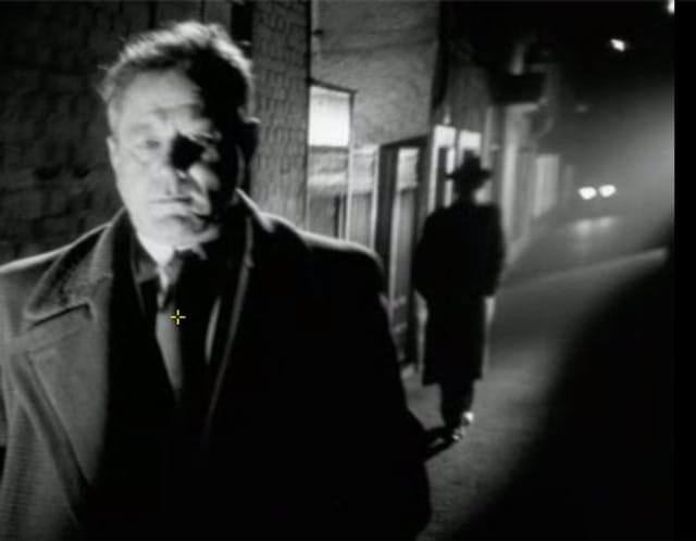 Standfoto, Mann wird bei Nacht in dunkler Gasse verfolgt. Standfoto, Mann wird bei Nacht in dunkler Gasse verfolgt.