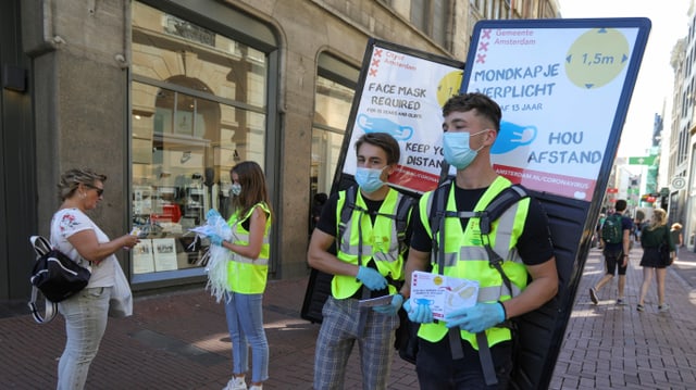 An belebten Plätzen, Geschäften Amsterdams und dem Rotlichtviertel muss Gesichtsmaske getragen werden. An belebten Plätzen, Geschäften Amsterdams und dem Rotlichtviertel muss Gesichtsmaske getragen werden.