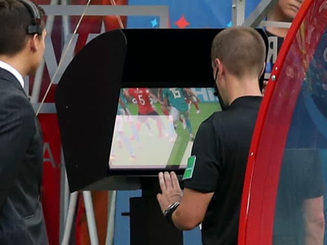Schiedsrichter schaut sich den Video-Beweis an Schiedsrichter schaut sich den Video-Beweis an