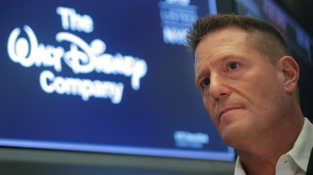 Mann vor Disney-Logo. Mann vor Disney-Logo.