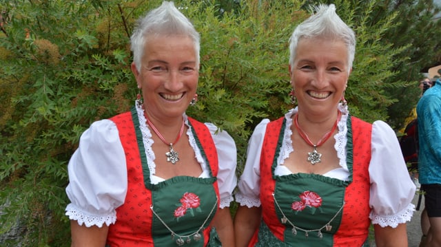 Zwillingsschwestern sind gleich angezogen mit Tracht.