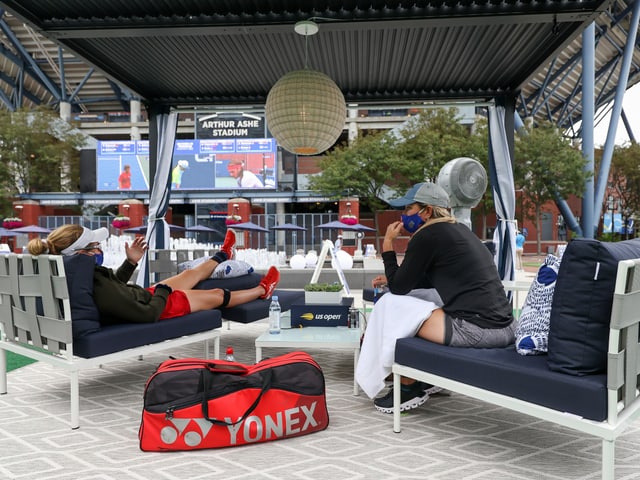 Zwei Spielerinnen relaxen auf der Anlage in Flushing Meadows. Zwei Spielerinnen relaxen auf der Anlage in Flushing Meadows.