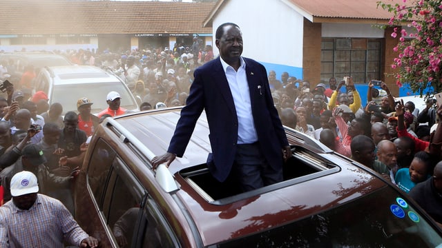 Odinga während Auto-Korso. Odinga während Auto-Korso.