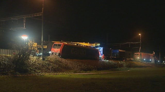 Die entgleiste Lokomotive der SBB Cargo bei Rheinfelden. Die entgleiste Lokomotive der SBB Cargo bei Rheinfelden.