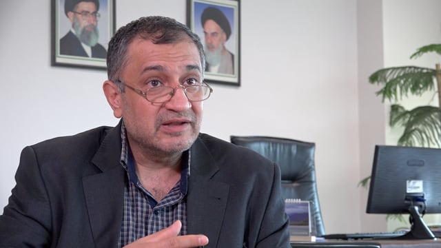 Masoud Tajrishi im Büro Masoud Tajrishi im Büro