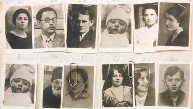 12 alte Schwarzweiss-Passfotos von Frauen, Männern und Kindern nebeneinander. 12 alte Schwarzweiss-Passfotos von Frauen, Männern und Kindern nebeneinander.