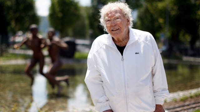 Hans Erni in weissem Trainer. Hans Erni in weissem Trainer.