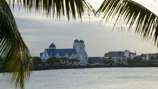 Blick über das Meer zur Hauptstadt Apia.