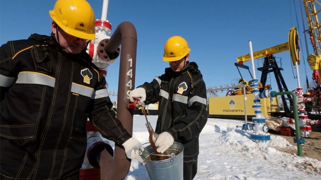 Zwei Mitarbeiter des staatlichen Ölunternehmens Rosneft zbei der Entnahme von Öl-Proben auf Samotlor. Zwei Mitarbeiter des staatlichen Ölunternehmens Rosneft zbei der Entnahme von Öl-Proben auf Samotlor.