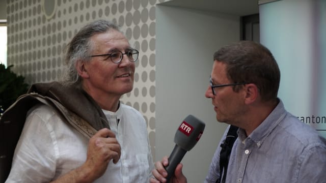 Linard Bardill en discurs cun Tona Poltera.